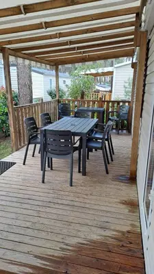 Balcon ou terrasse dans l'établissement MH 480 2ch 2sdb 40m2 dans camping 4 étoiles avec parc aquatique