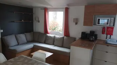 Cuisine ou kitchenette dans l'établissement MH 480 2ch 2sdb 40m2 dans camping 4 étoiles avec parc aquatique