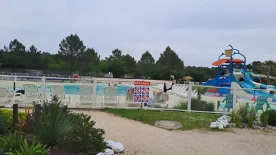 Piscine de l'établissement MH239 BORA BORA 3ch ET 1sdb dans camping 4 étoiles ou située à proximité