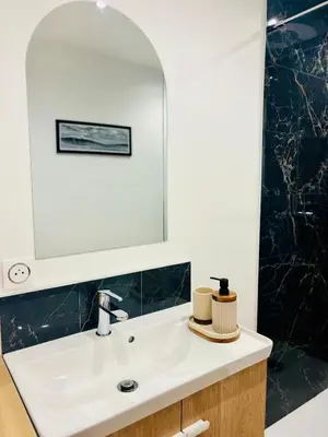 Salle de bains dans l'établissement DUNE Océan Luxe Appartement, Accès Plage privé, Parking & Wifi 50m Océan Surf