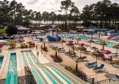 Piscine de l'établissement MH 515 AMIRA TOUT CONFORT 3ch et 2sdb dans camping 4étoiles avec parc aquatique ou située à proximité