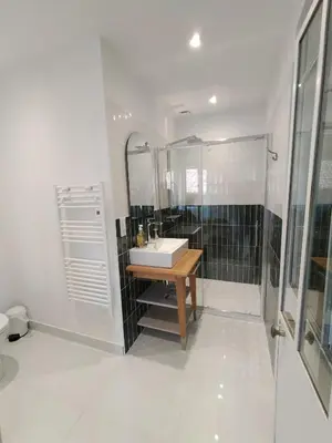 Salle de bains dans l'établissement chambres d'hôtes numéro 2 Le Bedat côté jardin