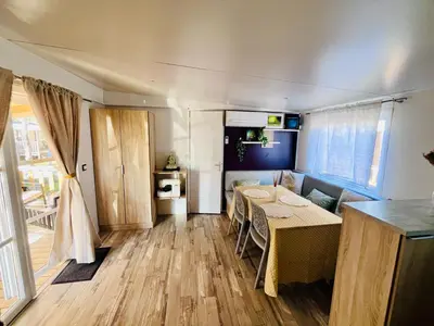Cuisine ou kitchenette dans l'établissement Nature océan mobil-home