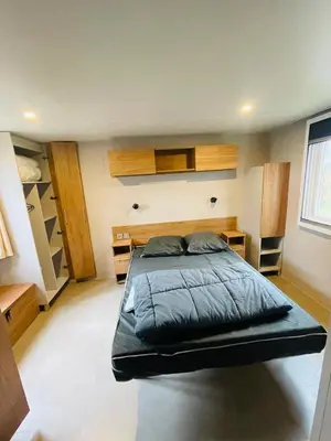 Un ou plusieurs lits dans un hébergement de l'établissement MH510 2CH dont chambre parental et 2sdb dans camping 4 étoiles