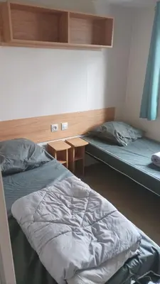 Un ou plusieurs lits dans un hébergement de l'établissement MH510 2CH dont chambre parental et 2sdb dans camping 4 étoiles