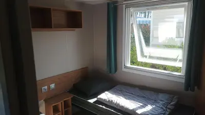 Un ou plusieurs lits dans un hébergement de l'établissement MH510 2CH dont chambre parental et 2sdb dans camping 4 étoiles