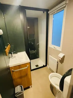 Salle de bains dans l'établissement MH510 2CH dont chambre parental et 2sdb dans camping 4 étoiles