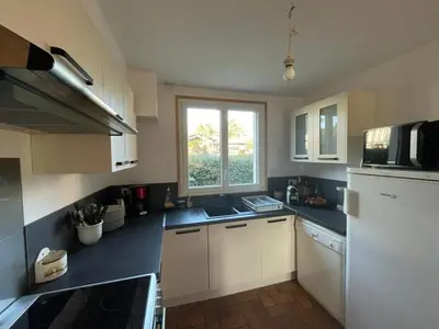 Cuisine ou kitchenette dans l'établissement Duplex spacieux 8 pers avec terrasse et parking, Capbreton - FR-1-413-249