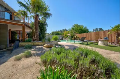 Jardin de l'établissement Villa des Albizzias