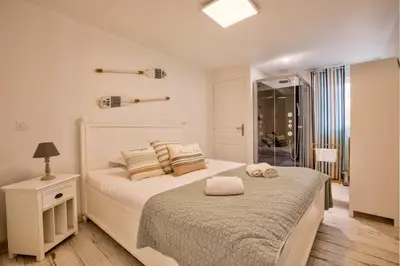 Un ou plusieurs lits dans un hébergement de l'établissement Villa des Albizzias