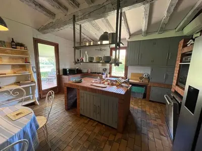 Cuisine ou kitchenette dans l'établissement Landaise 12 couchages - piscine tennis boulodrome privés - proche lacs & océan
