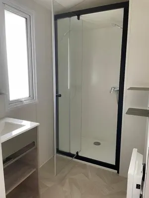 Salle de bains dans l'établissement Mobilhome