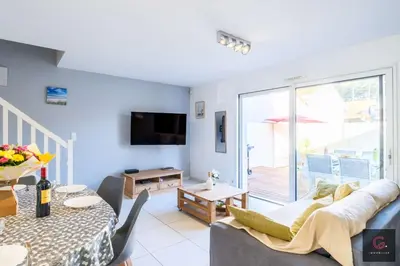 Télévision ou salle de divertissement dans l'établissement Biscarrosse Plage Maison à 600m des plages pour 6 personnes