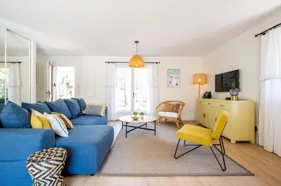 Télévision ou salle de divertissement dans l'établissement Villa Dahlia à deux pas de la plage PYLA SUR MER