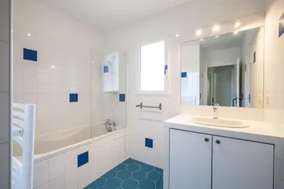 Salle de bains dans l'établissement Villa Dahlia à deux pas de la plage PYLA SUR MER