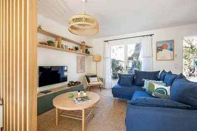 Télévision ou salle de divertissement dans l'établissement Villa Camélia à deux pas de la plage PYLA SUR MER