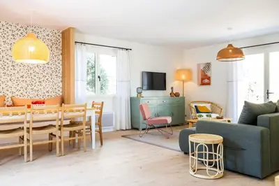 Coin salon dans l'établissement Villa Bruyère à deux pas de la plage PYLA SUR MER