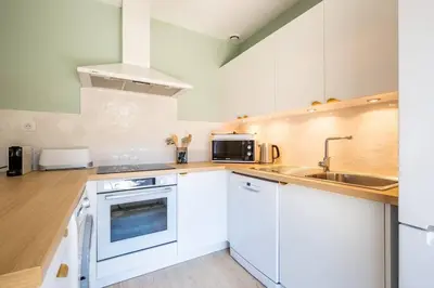 Cuisine ou kitchenette dans l'établissement Villa Bruyère à deux pas de la plage PYLA SUR MER