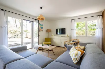 Télévision ou salle de divertissement dans l'établissement Villa Arbousière à deux pas de la plage PYLA SUR MER