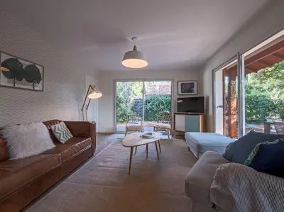 Télévision ou salle de divertissement dans l'établissement Villa Les Violettes à deux pas de la plage PYLA SUR MER