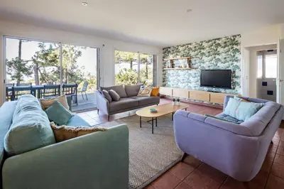 Télévision ou salle de divertissement dans l'établissement Villa Tramontane vue panoramique PYLA SUR MER