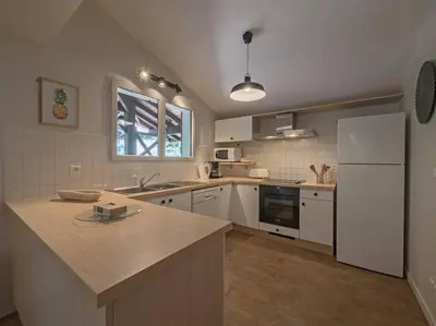 Cuisine ou kitchenette dans l'établissement Villa Les Pins à deux pas de la plage PYLA SUR MER