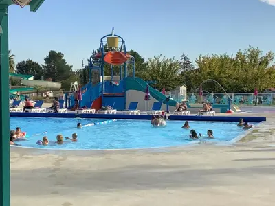 Piscine de l'établissement Mobil-home camping etoiles Les Dunes de Contis Landes Fun pass compris ou située à proximité