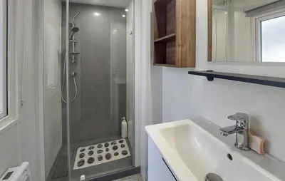 Salle de bains dans l'établissement Mobil-home camping etoiles Les Dunes de Contis Landes Fun pass compris