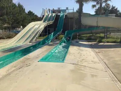 Piscine de l'établissement Mobil-home camping etoiles Les Dunes de Contis Landes Fun pass compris ou située à proximité