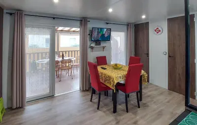 Télévision ou salle de divertissement dans l'établissement Mobil-home camping etoiles Les Dunes de Contis Landes Fun pass compris
