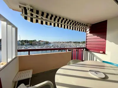 Balcon ou terrasse dans l'établissement Appartement avec balcon vue sur le port & piscine