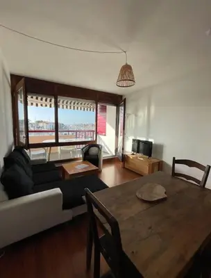 Coin salon dans l'établissement Appartement avec balcon vue sur le port & piscine
