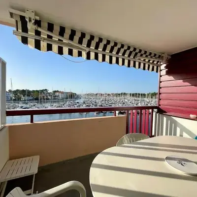 Appartement avec balcon vue sur le port & piscine