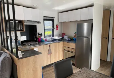 Cuisine ou kitchenette dans l'établissement Location Mobilhome Bahiana 8 personnes Camping 4 étoiles La Réserve Gastes
