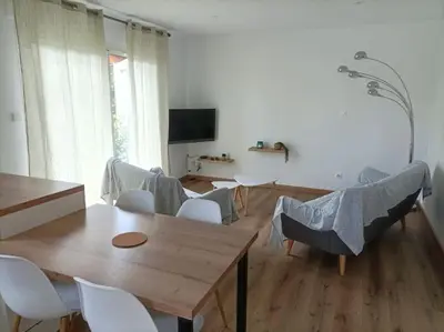 Télévision ou salle de divertissement dans l'établissement Maison entièrement indépendante