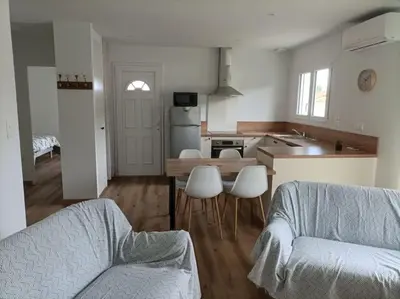 Télévision ou salle de divertissement dans l'établissement Maison entièrement indépendante