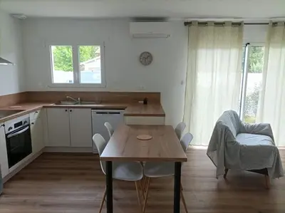 Cuisine ou kitchenette dans l'établissement Maison entièrement indépendante