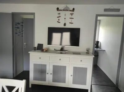 Télévision ou salle de divertissement dans l'établissement villa 2 chambres, piscine entre Océan et pins