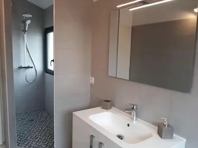 Salle de bains dans l'établissement AIMI-AQUO gîte, Bassin d'Arcachon Sud