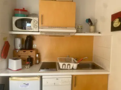 Cuisine ou kitchenette dans l'établissement Maisonnette en bois pour 4 personne village vacances Avec