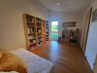 Bibliothèque dans la villa