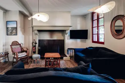 Télévision ou salle de divertissement dans l'établissement Maison Bleue Est 12 personnes