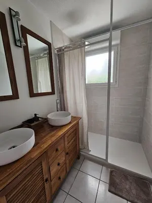 Salle de bains dans l'établissement Paisible appartement climatisé avec jardin