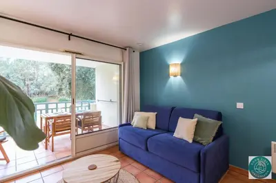 Coin salon dans l'établissement Les Pins dorés le petit nid douillet et cosy