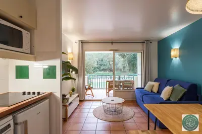 Cuisine ou kitchenette dans l'établissement Les Pins dorés le petit nid douillet et cosy