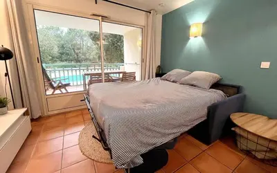 Un ou plusieurs lits dans un hébergement de l'établissement Les Pins dorés le petit nid douillet et cosy