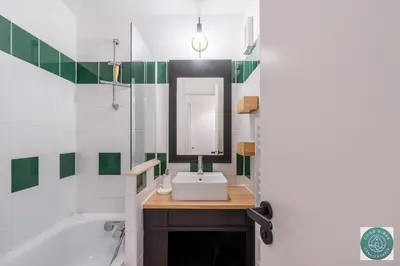 Salle de bains dans l'établissement Les Pins dorés le petit nid douillet et cosy