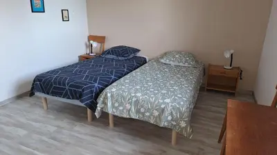 Un ou plusieurs lits dans un hébergement de l'établissement Agréable duplex avec jardin et terrasse