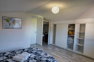 Un ou plusieurs lits dans un hébergement de l'établissement Agréable duplex avec jardin et terrasse