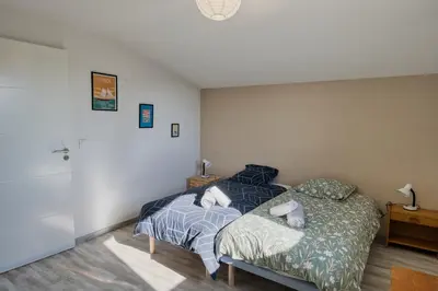 Un ou plusieurs lits dans un hébergement de l'établissement Agréable duplex avec jardin et terrasse